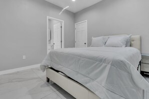 4 عدّة غرف نوم ومكواة/لوح كي وواي فاي وملاءات أسرّة