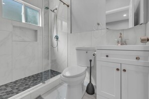 تجهيزات دش، مجففات شعر، مناشف، صابون