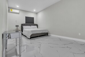 4 bedrooms, iron/ironing board, WiFi, bed sheets