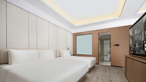 A modern hotel room with a large bed, a desk, and a wardrobe. - Meilun Hotel Xian Qujiang Convention Center Mixc (Xi'an)