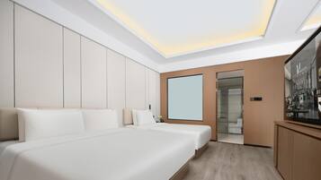 Una habitación de hotel moderna con una cama grande, un escritorio y un armario.