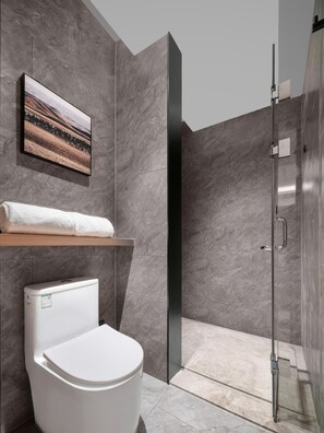 A modern bathroom with a toilet, a shower, and a mounted picture. - Meilun Hotel Xian Qujiang Convention Center Mixc (Xi'an)
