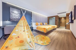 A hotel room with a bed, a desk, a chair, a window, and a door. - Meilun Hotel Xian Qujiang Convention Center Mixc (Xi'an)