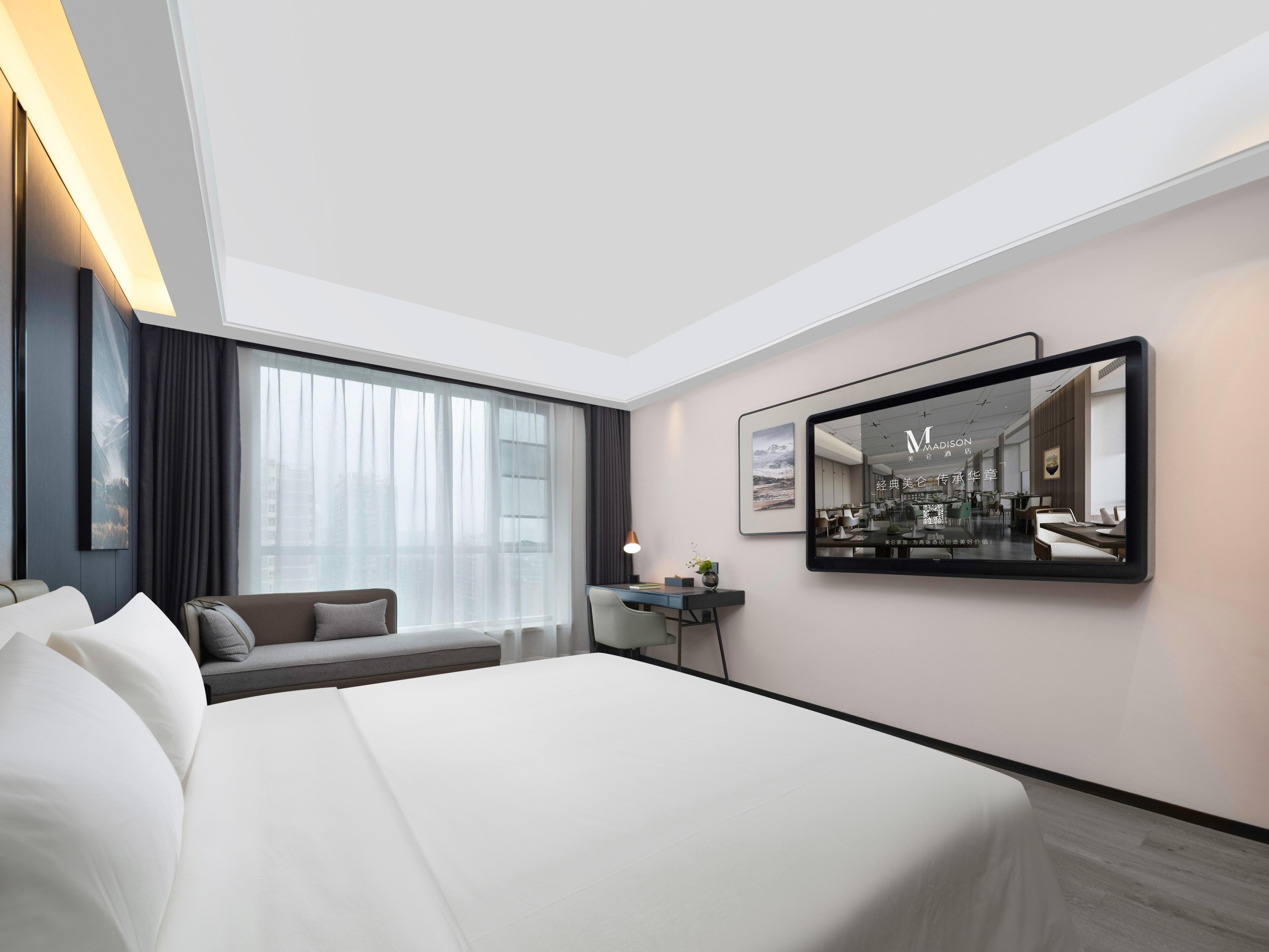 Habitación de hotel con una cama grande, un escritorio, una silla, un sofá y un espejo grande en la pared.