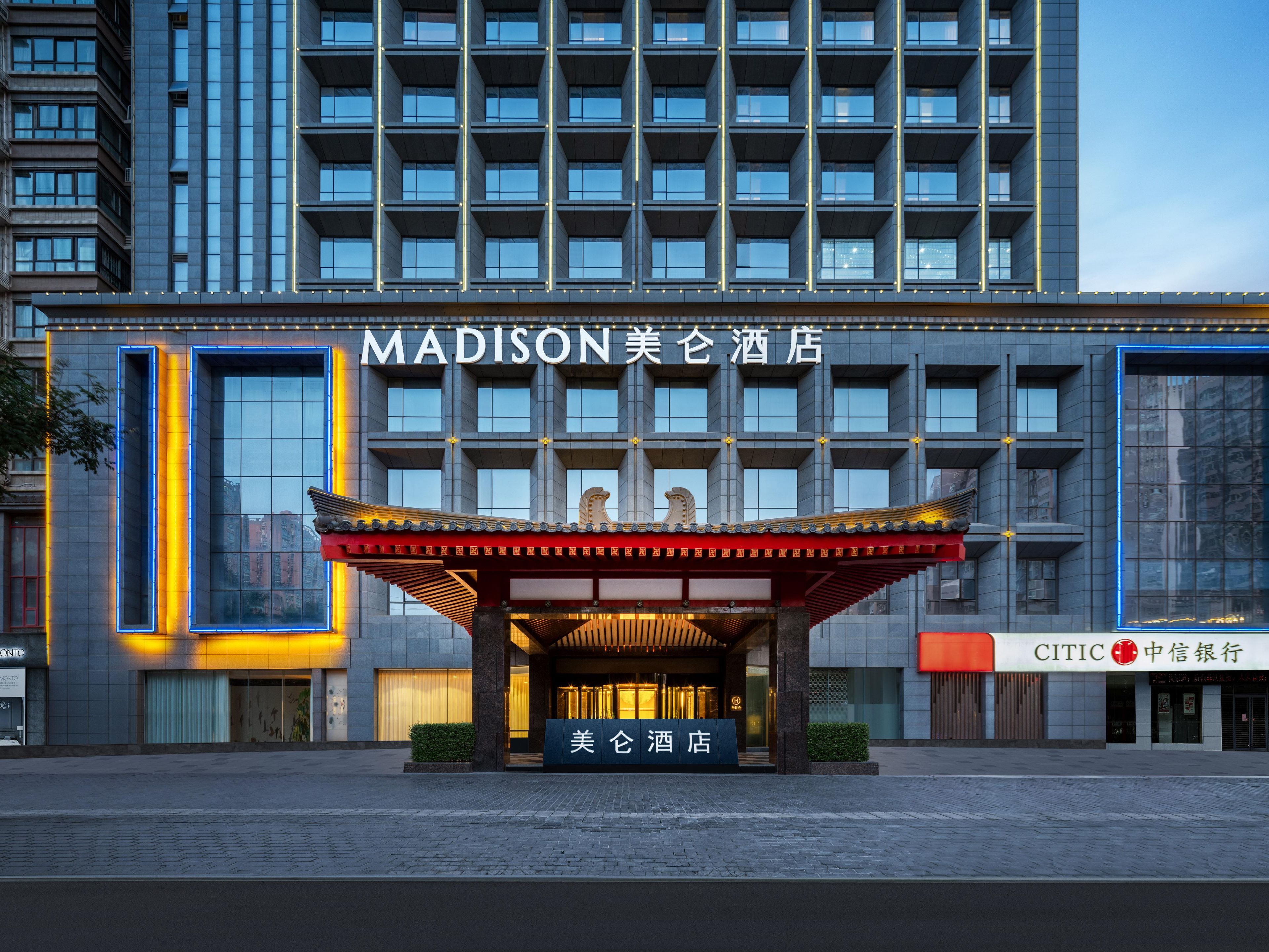 Un hotel moderno con una entrada tradicional.