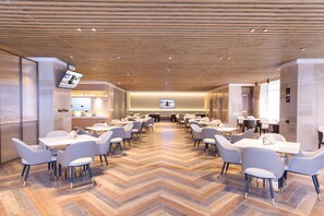 A spacious dining area with multiple tables and chairs, a wooden ceiling, and a modern interior design. - Meilun Hotel Xian Qujiang Convention Center Mixc (Xi'an)