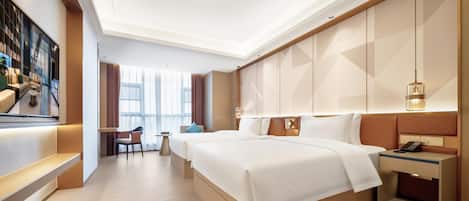Quarto de hotel moderno com uma cama grande, uma escrivaninha e um espaço de estar com vista para a cidade.