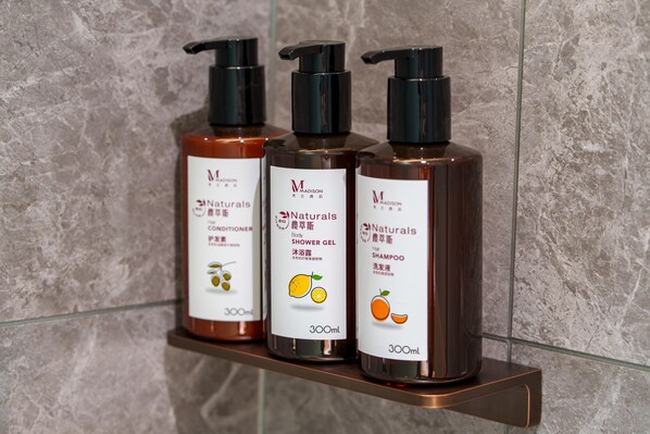 Three bottles of hair care products on a shelf. - Madison Hotel Wuxi Luocheng (Wuxi)