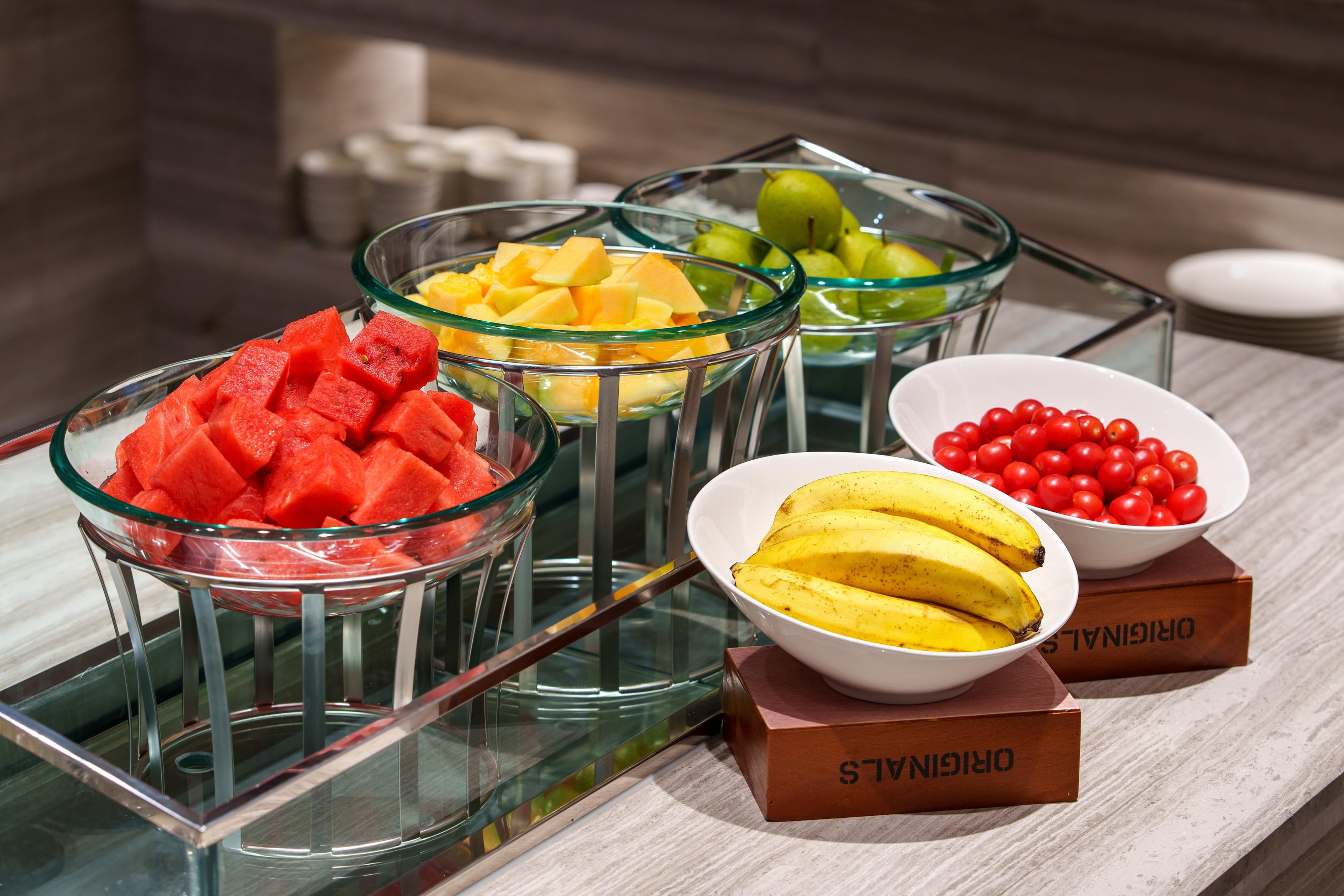 Een buffet met verschillende soorten fruit en een schaal bananen.