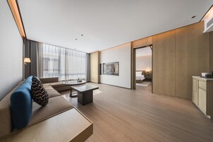 Una sala de estar moderna con un sofá, una mesa de centro y una zona de comedor.