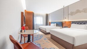 A hotel room with two beds, a dining table, and a chair. - Madison Hotel Jinan Suncun Chunhui Road (Jinan)