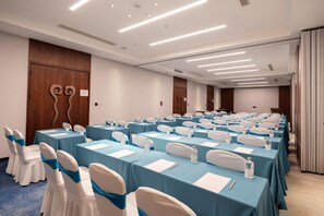 A conference room with rows of tables and chairs, equipped with nameplates and water bottles. - Madison Hotel Jinan Suncun Chunhui Road (Jinan)