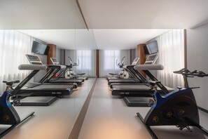 A mirrored gym with treadmills and stationary bikes, large windows, and a modern design. - Madison Hotel Jinan Suncun Chunhui Road (Jinan)
