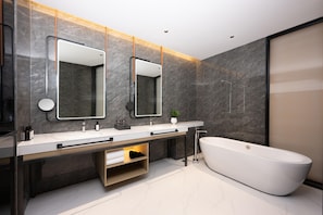 A modern bathroom with a large bathtub, two sinks, and a mirror above each sink. - Madison Hotel Binzhou Bincheng Wanda Plaza (Binzhou)