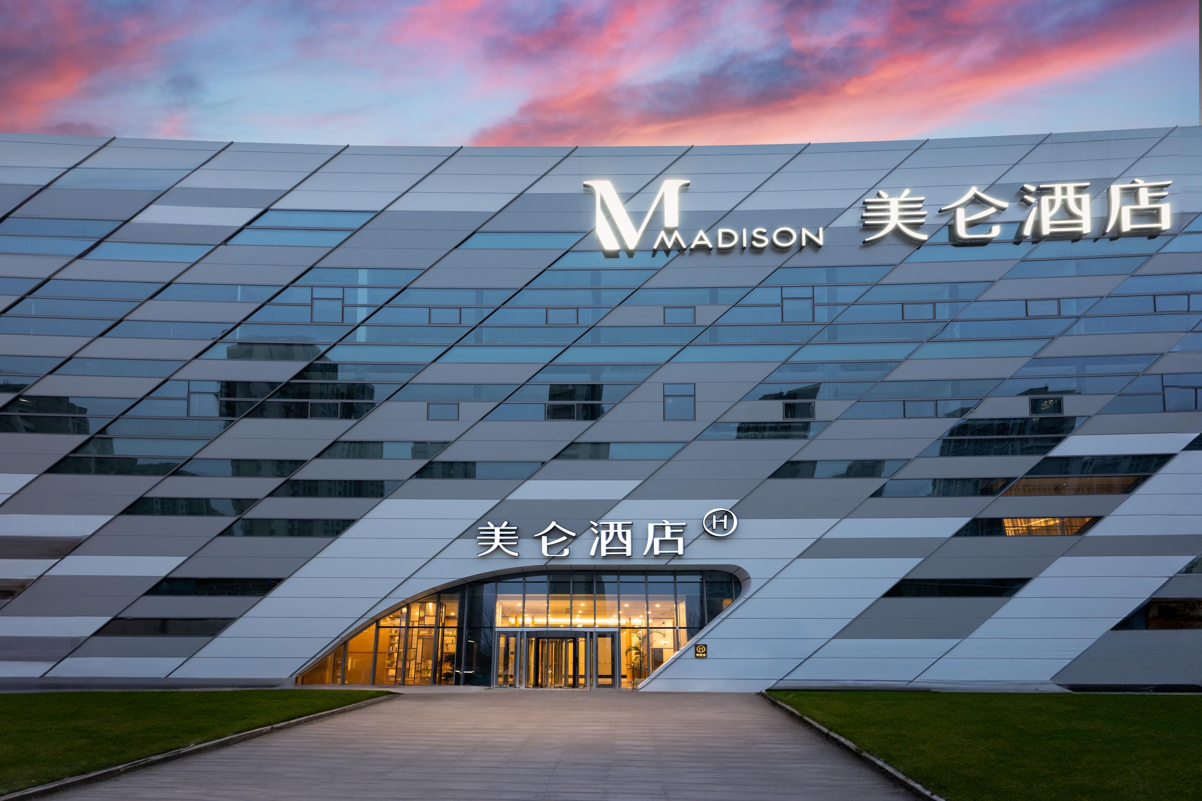 Un hotel moderno con una fachada geométrica distintiva e iluminación.