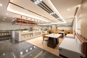 Un restaurante moderno con una isla central, zonas de estar y una cocina visible.