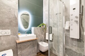 Dusche, Haartrockner, Bidet