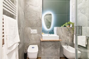 Een douche, een haardroger, een bidet