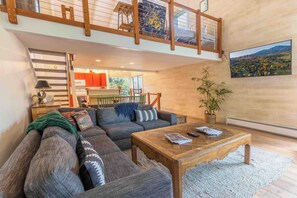 Smart-TV, Kamin, Stereoanlage