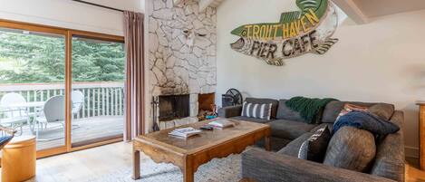 Smart TV, fireplace, stereo