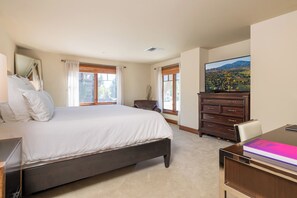 3 室のベッドルーム、デスク、アイロン / アイロン台、WiFi (無料)