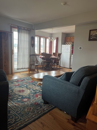 内装. Cottage with lake view at the heart of Seneca lake