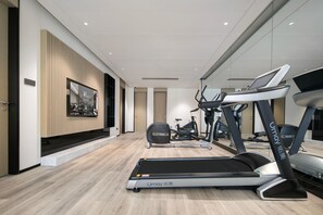 Ein modernes Fitnessstudio mit Laufbändern, Ergometer und Crosstrainern.