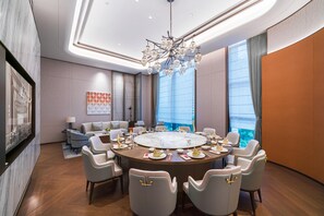 A modern conference room with a round table, comfortable seating, and a large window. - Grand Madison Hotel Nantong Tongzhou High-tech (Nantong)