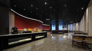 Un moderno hall de hotel con piso de granito pulido, un mostrador de recepción central y zonas de estar.