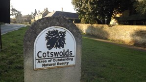 Señal que indica los Cotswolds, zona de excepcional belleza natural.