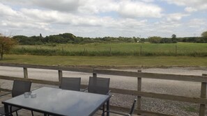 Outdoor dining - 3 bedroom lodge- Sleeps 6- Avonvale Holiday Lodge (Evesham)