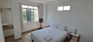 Familienapartment, Balkon, Strandblick | Bügeleisen/Bügelbrett, kostenloses WLAN