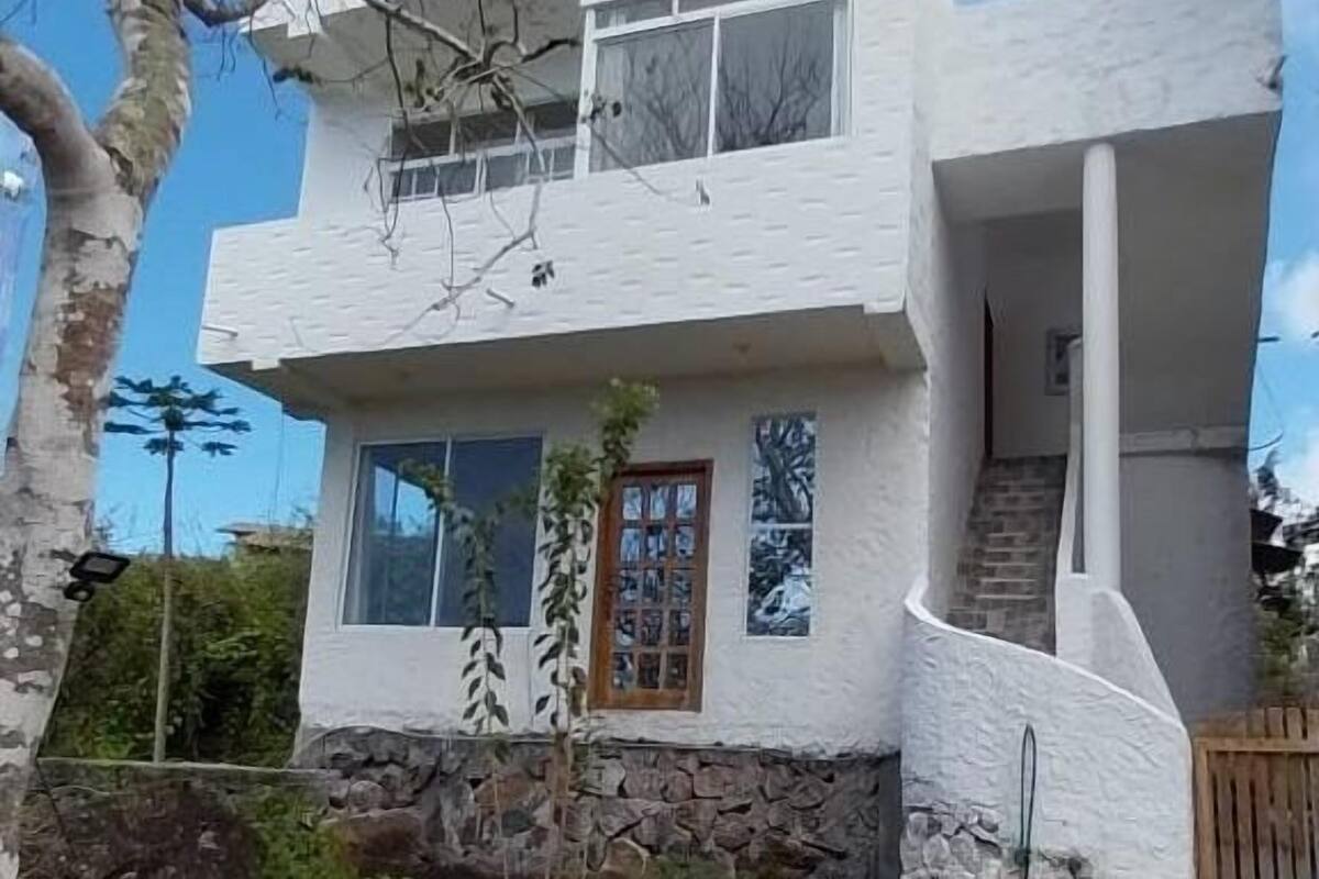 Apartamento família, sacada, vista para a praia | Ferros/tábuas de passar roupa, Wi-Fi de cortesia