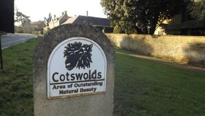 Señal que indica que los Cotswolds son un área de excepcional belleza natural.