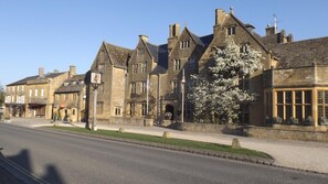 Exterior - Cosy 3 Bedroom Lodge at Avonvale Holiday Park (Evesham)