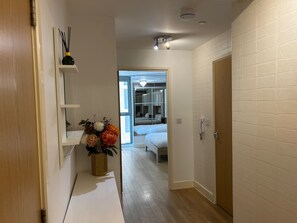 1 bedroom, WiFi, bed sheets, wheelchair access - 1-Bed Apt, Sleeps 4, Central To Shops & Transport (London)