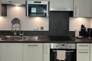 Réfrigérateur, micro-ondes, four, plaque de cuisson