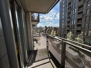 Property grounds - 1-Bed Apt, Sleeps 4, Central To Shops & Transport (London)
