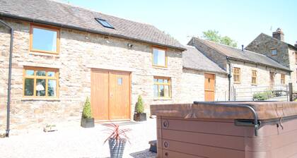 The Barn at Brambles Farm - Sleeps 6, Hot Tub