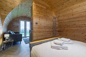 2 bedrooms, iron/ironing board, travel cot, WiFi - The Lodge at Brambles Farm - Sleeps 4, Hot Tub (Leek)