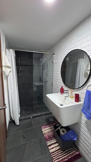 مجففات شعر، مناشف، صابون، ورق حمّام