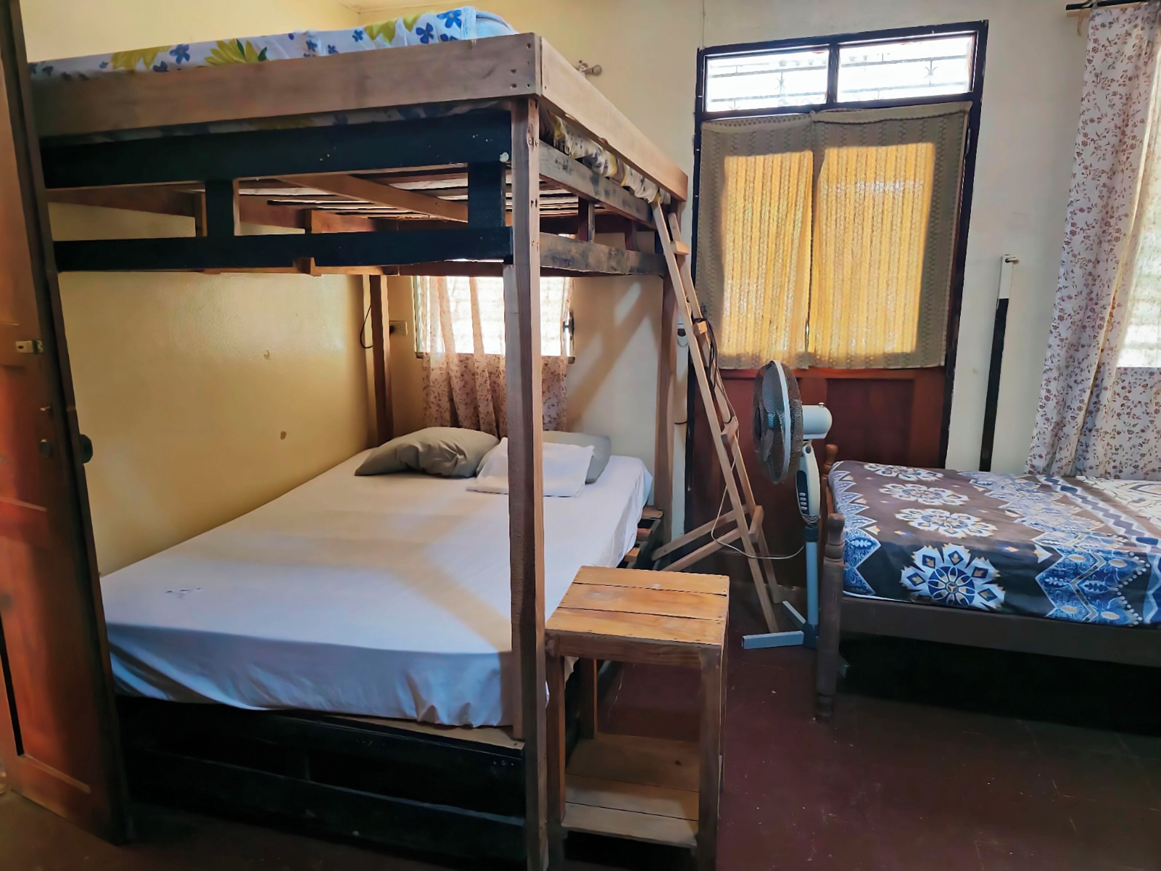 8 habitaciones, tabla de planchar con plancha y wifi 