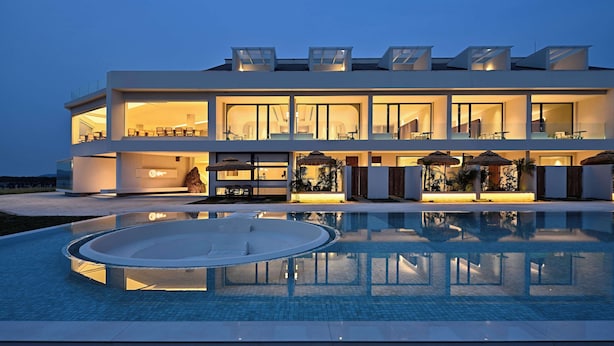A modern two-story house with a swimming pool in the foreground. - Huyu Homestay (Suzhou)
