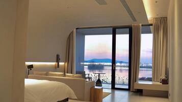 Quarto casal superior, banheiro privativo, vista para o lago | Cortinas blackout, quartos à prova de som, ferros/tábuas de passar roupa