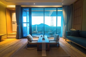 Suite - bakkeudsigt | Premium-sengetøj, dundyner, minibar, individuelt design