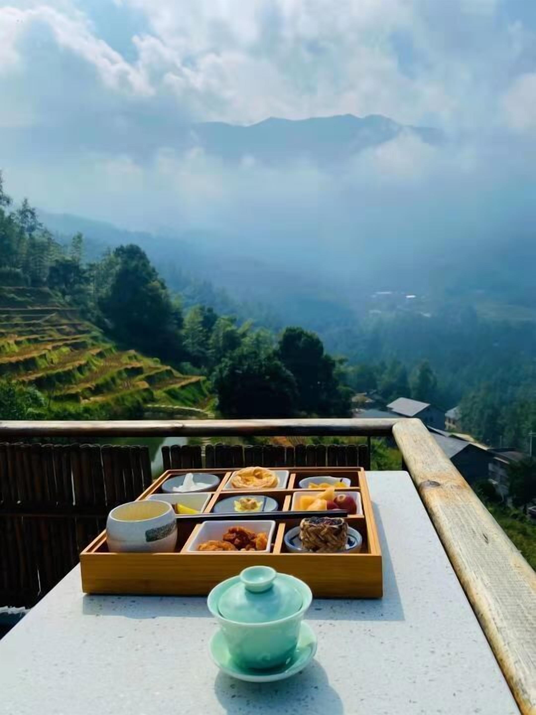 Desayuno con opciones de la cocina local incluido todos los días 