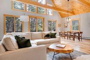 Téléviseur connecté, foyer, table de baby-foot, table de ping-pong