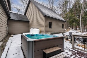 Outdoor spa tub - Alpenglow at Barker- Walk to the slopes (Newry)