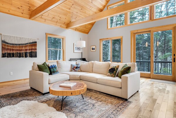 Téléviseur connecté, foyer, table de baby-foot, table de ping-pong