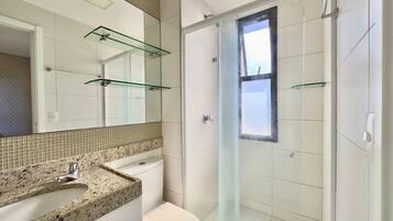 Apartamento superluxo | Banheiro | Produtos de toalete grátis, toalhas de banho, sabonete, papel higiênico